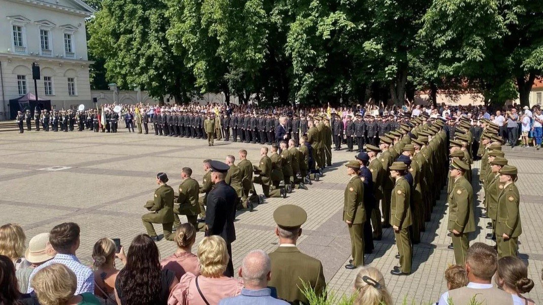 Kariuomenės kūrėjai kviečiami į pirmojo karininko laipsnio suteikimo ceremoniją